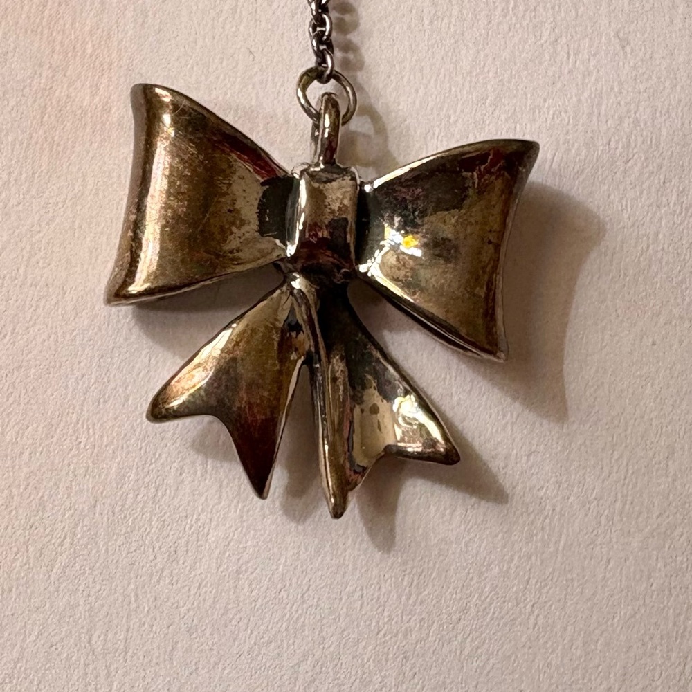 King baby chain lever back bow earrings - Picture 5 of 6
